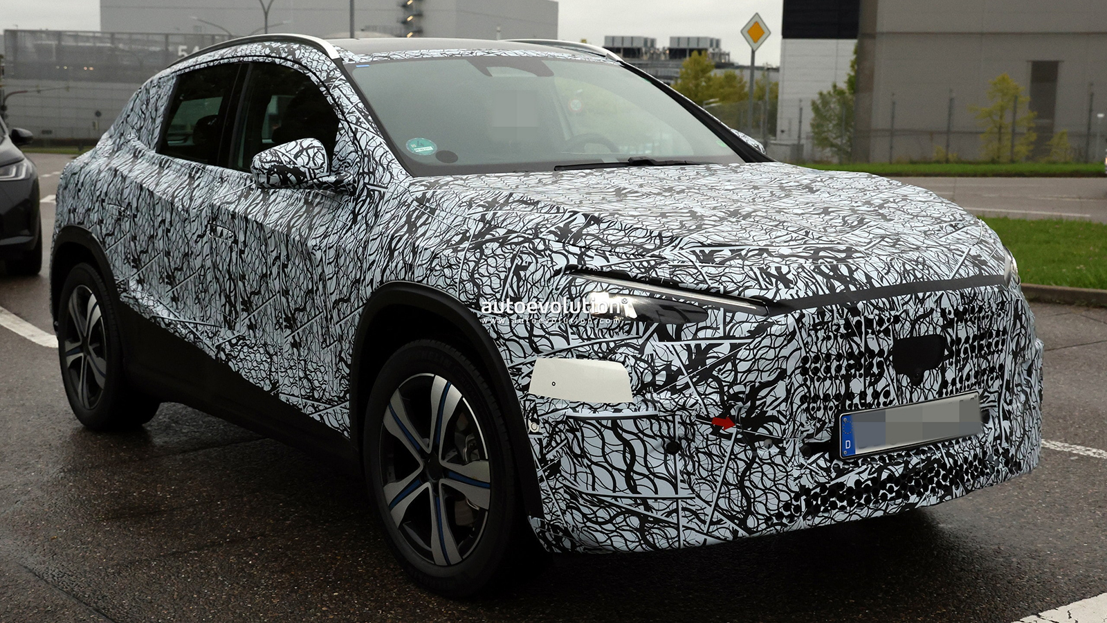 Η νέα Mercedes GLA συνεχίζει τις δοκιμές στους δρόμους